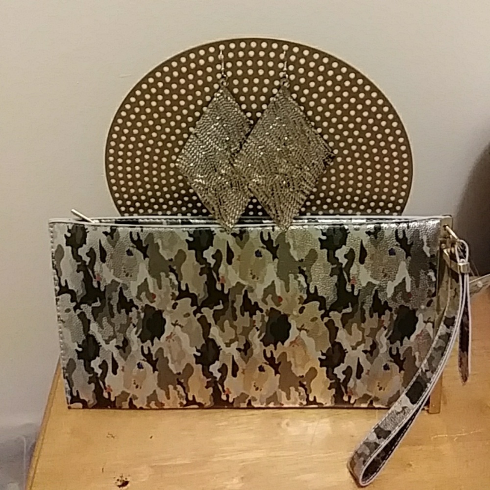 Clutch - Picture 2 of 3